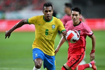 Destaque em goleada do Brasil, Alex Sandro descarta fama de jogador defensivo: 'Sempre fui de apoiar'
