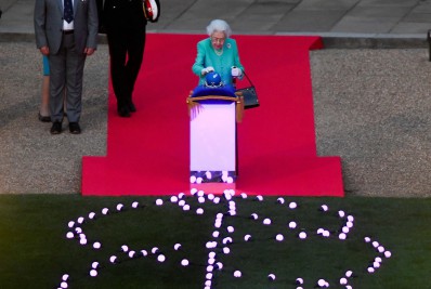 Elizabeth II é ovacionada no primeiro dia da celebração do jubileu de platina