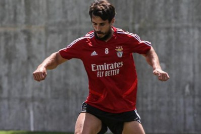 Botafogo oferece R$ 15 milhões por meia; Benfica faz contraproposta