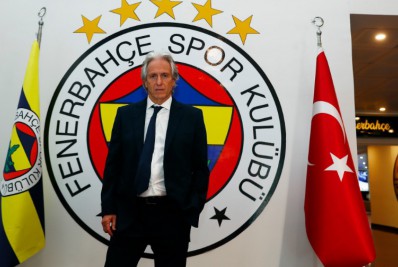 Fenerbache tenta baixar preço para contratar jogador contestado pela torcida do Flamengo