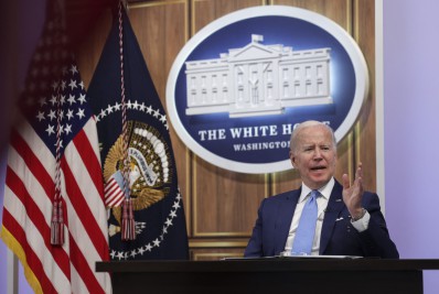 Biden defende suspensão do imposto sobre preço da gasolina por três meses