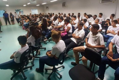 Alunos da Uerj participam de palestra sobre a importância do curso superior em Belford Roxo