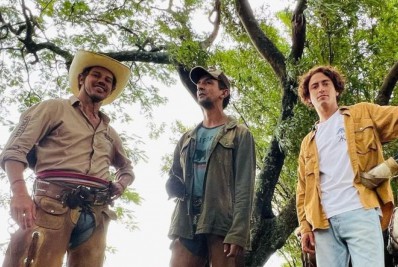 José Loreto posa com Jesuíta Barbosa e Irandhir Santos nos bastidores de 'Pantanal'