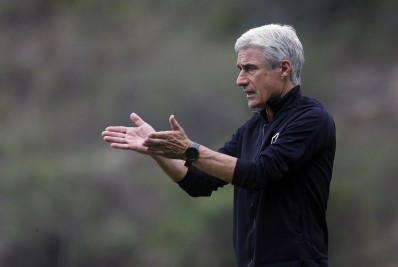Luís Castro faz duras críticas às condições do CT do Botafogo: 'Bom para estacionar carro'