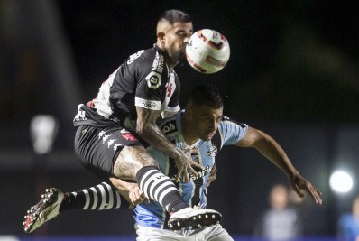 Com bola na trave no último minuto de jogo, Vasco tropeça em casa com o Grêmio