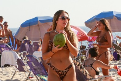 Carol Portaluppi relembra dia de praia no Rio: 'Voltei'