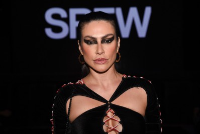 Cleo capricha no modelito para assistir aos desfiles da São Paulo Fashion Week