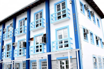 Cartões para compra de material e uniforme escolar começam a ser entregues