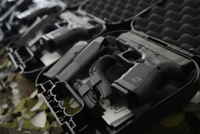 Portaria autoriza PMs da reserva a solicitar armas; especialistas veem fortalecimento de milícias