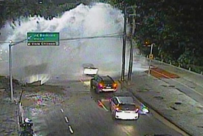 Rompimento de tubulação d'água interdita a Avenida Borges de Medeiros
