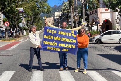 Maio Laranja: CREAS Teresópolis realiza ação de conscientização nos principais semáforos da cidade