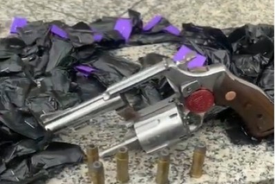 PM prende bandido com revólver e drogas no Az de Ouro, em Nilópolis