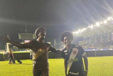 Talles Magno aproveita estadia no Rio para ir ao jogo do Vasco e posa com estátua de Roberto Dinamite