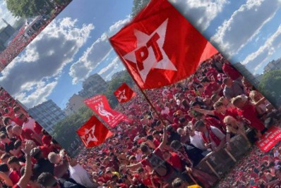 É uma sátira imagem da torcida do Liverpool atribuída a encontro do PT