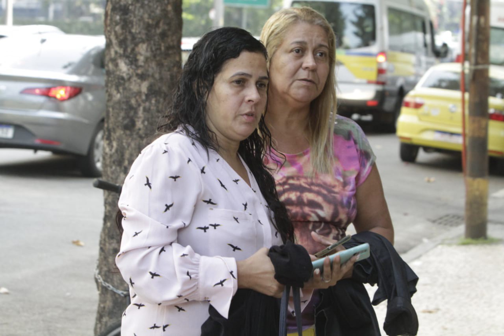Elaine Soares Medeiros (avó paterna) e Glória Ferreira da Silva (avó materna) mantém a esperança de que a menina vai melhorar - Marcos Porto / Agência O Dia