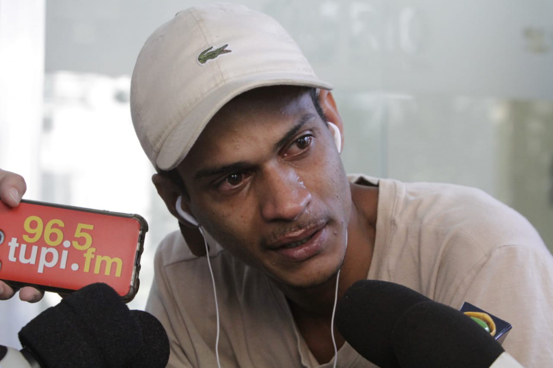 Muito abalado e aos prantos, o pai da menina, Lucas Rocha, disse que passou a noite em claro e angustiado - Marcos Porto / Agência O Dia