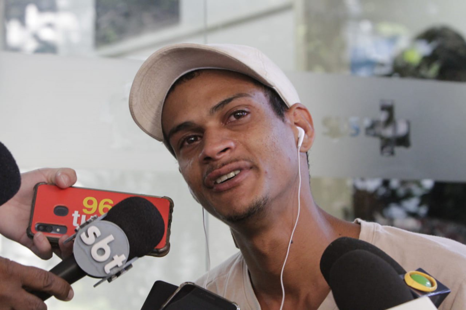 Muito abalado e aos prantos, o pai da menina, Lucas Rocha, disse que passou a noite em claro e angustiado - Marcos Porto / Agência O Dia