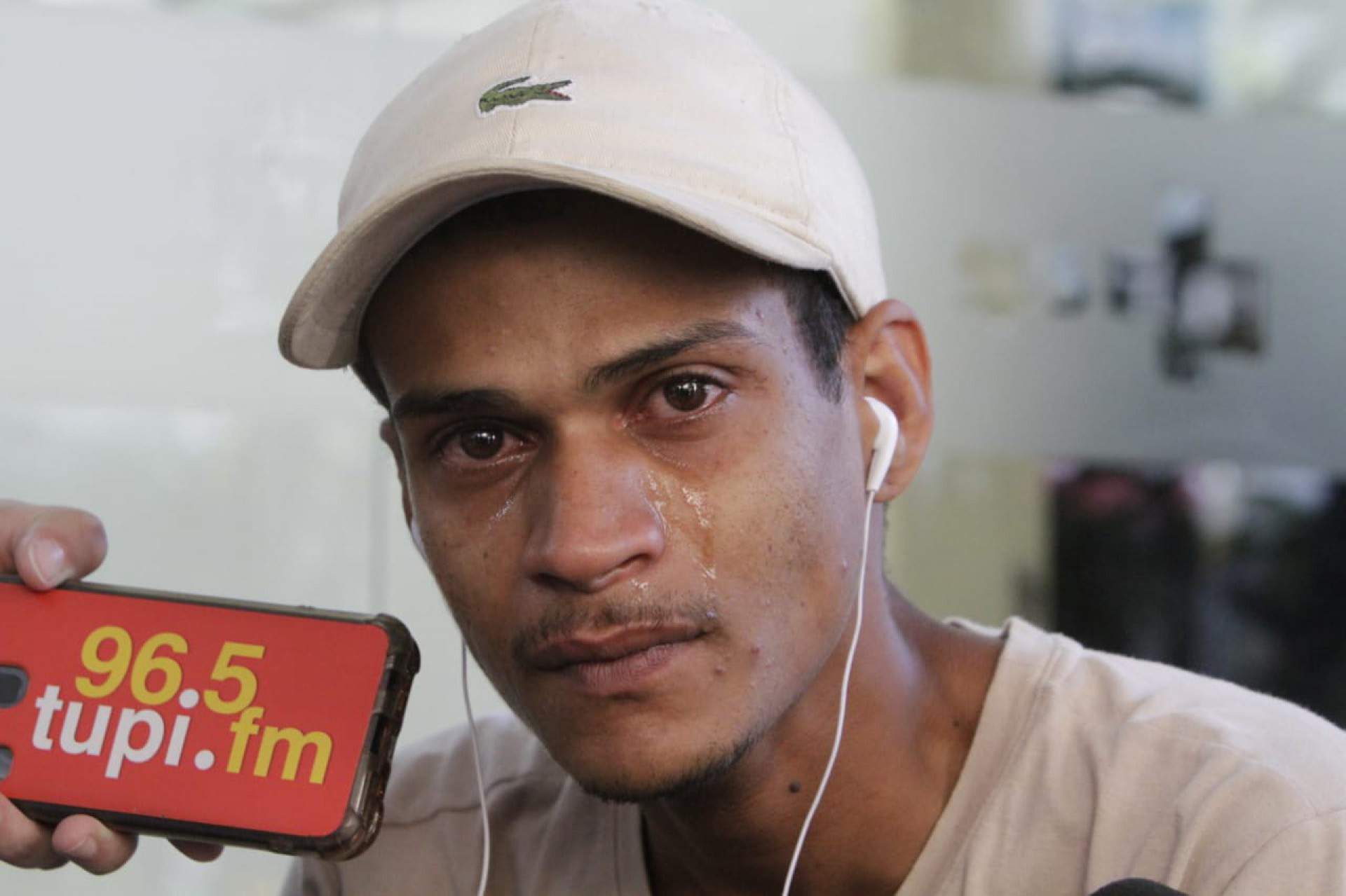 Muito abalado e aos prantos, o pai da menina, Lucas Rocha, disse que passou a noite em claro e angustiado - Marcos Porto / Agência O Dia