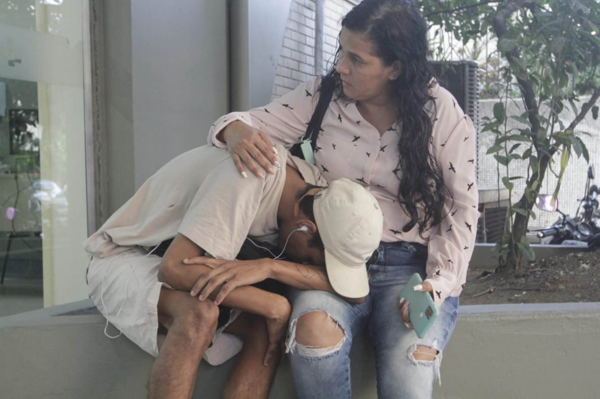 Muito abalado e aos prantos, o pai da menina, Lucas Rocha, disse que passou a noite em claro e angustiado - Marcos Porto / Agência O Dia