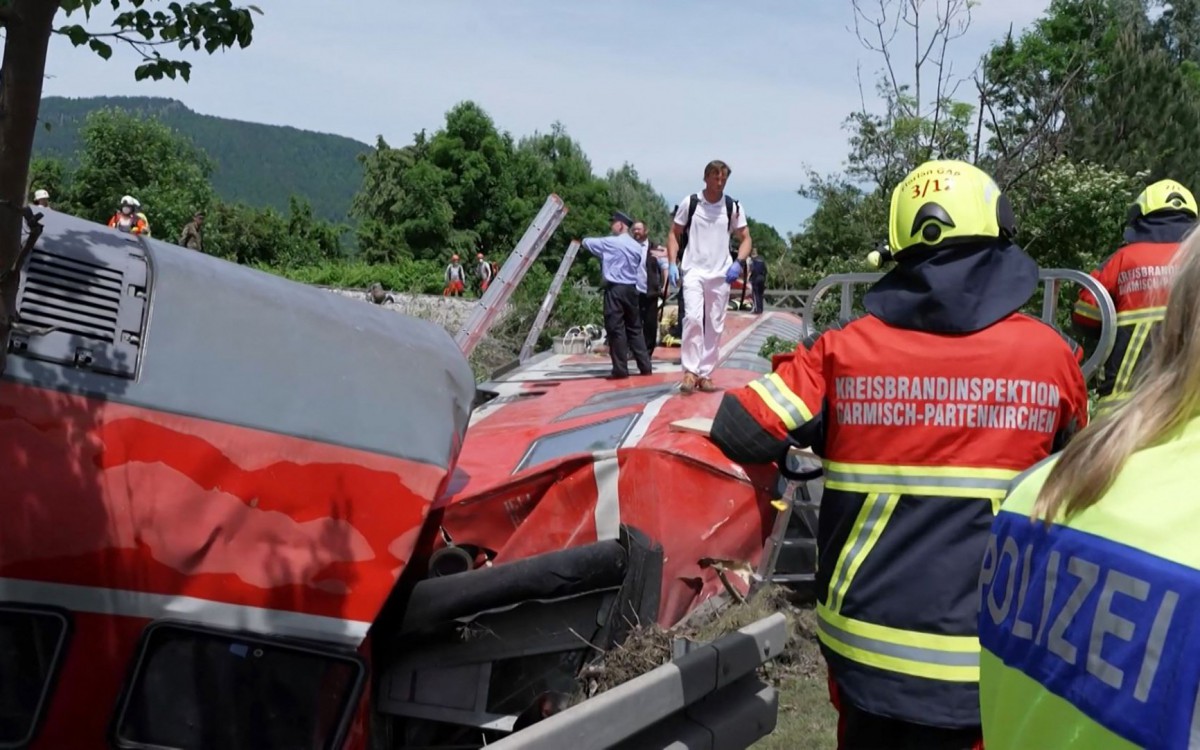 Equipes de resgate trabalham após trem descarrilar na Alemanha, três pessoas morreram e diversas ficaram feridas - JOSEF HORNSTEINER / MÜNCHNER MERKUR / AFP