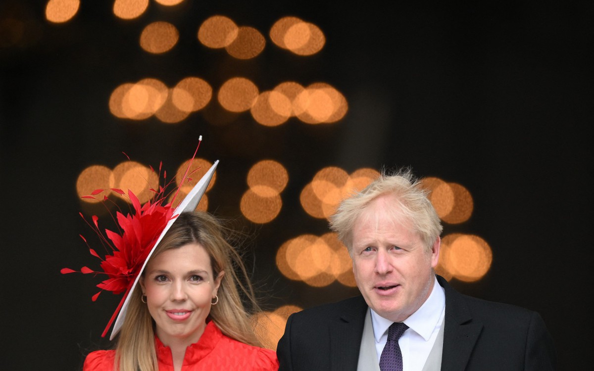 O primeiro-ministro britânico Boris Johnson (D) e sua esposa Carrie Johnson
- DANIEL LEAL / POOL / AFP