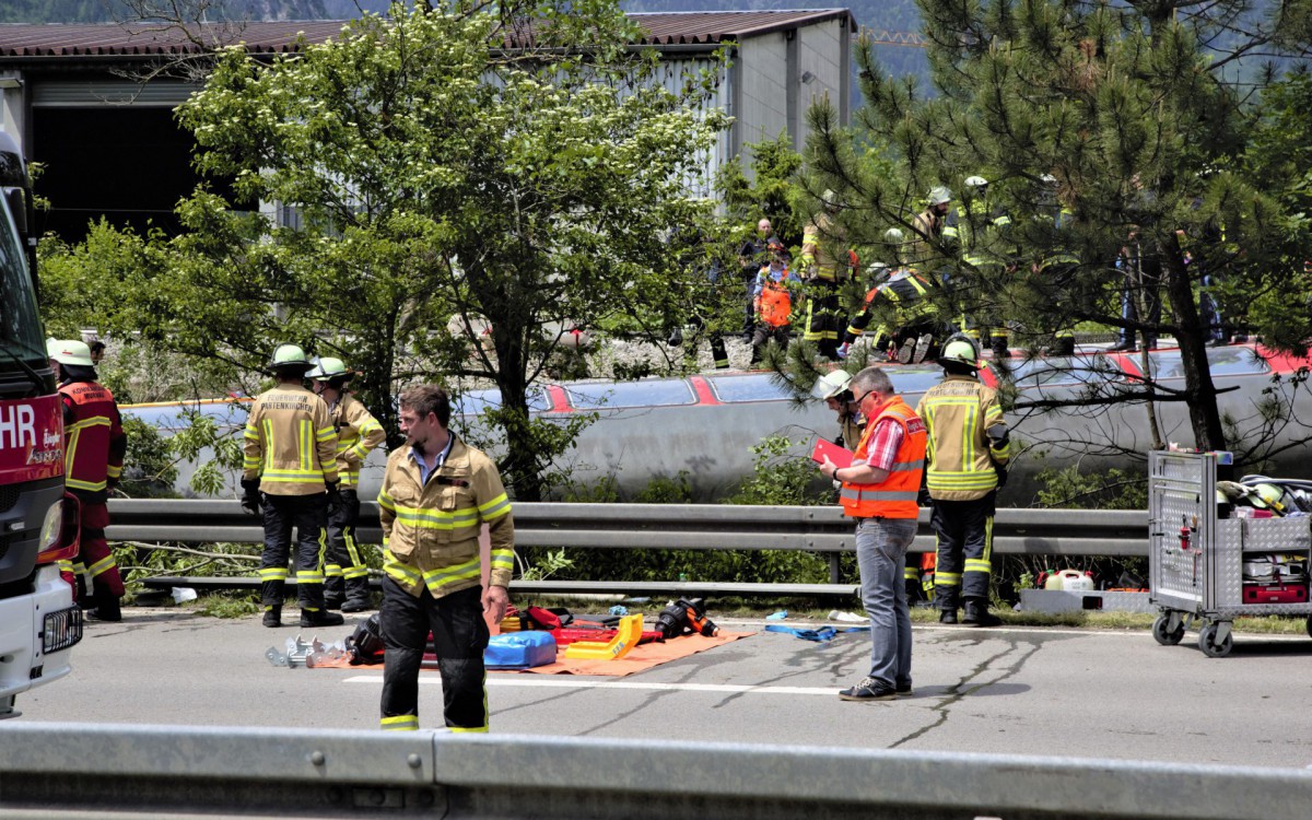 Equipes de resgate trabalham após trem descarrilar na Alemanha, três pessoas morreram e diversas ficaram feridas - JOSEF HORNSTEINER / MÜNCHNER MERKUR / AFP