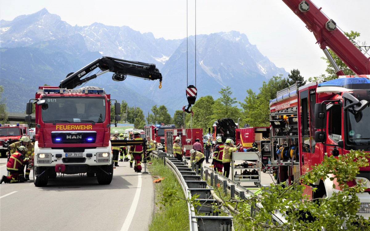 Equipes de resgate trabalham após trem descarrilar na Alemanha, três pessoas morreram e diversas ficaram feridas - JOSEF HORNSTEINER / MÜNCHNER MERKUR / AFP