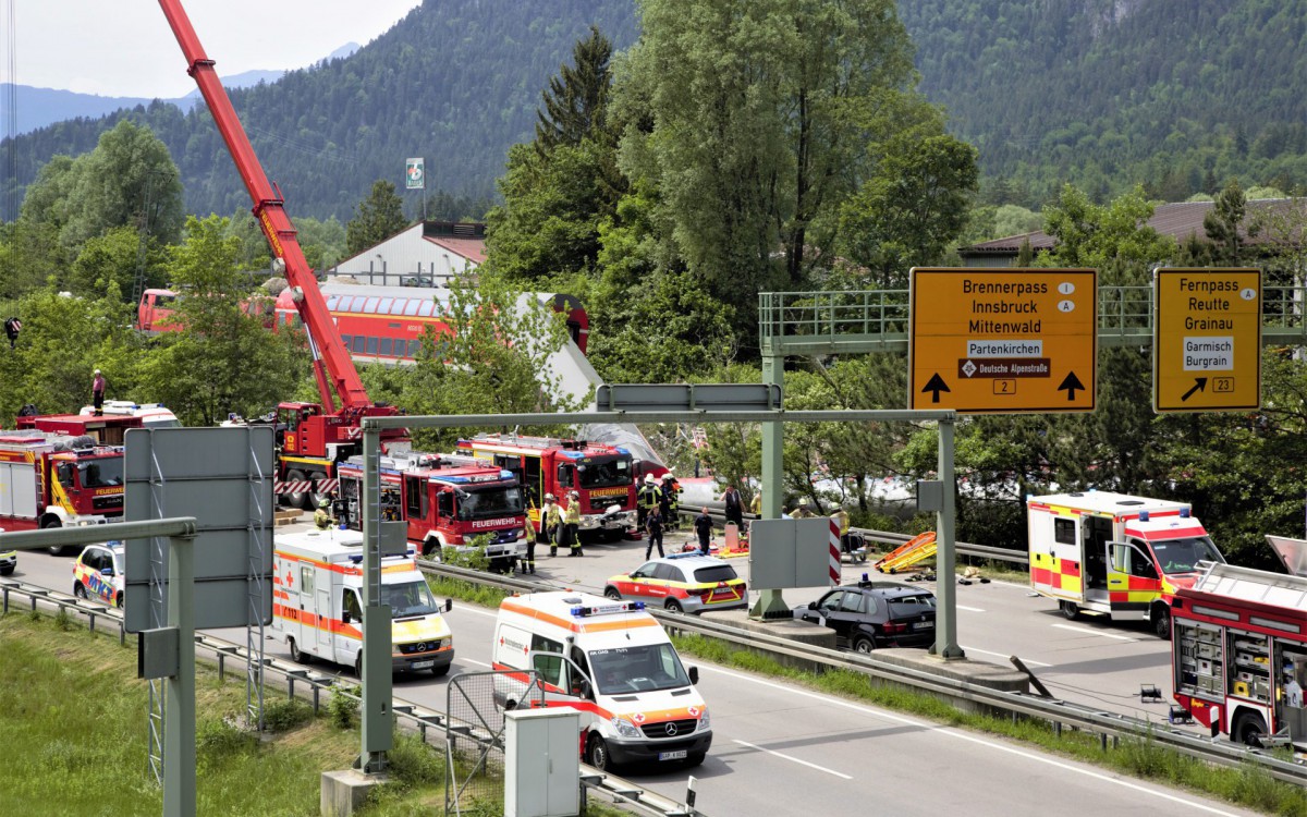 Equipes de resgate trabalham após trem descarrilar na Alemanha, três pessoas morreram e diversas ficaram feridas - JOSEF HORNSTEINER / MÜNCHNER MERKUR / AFP