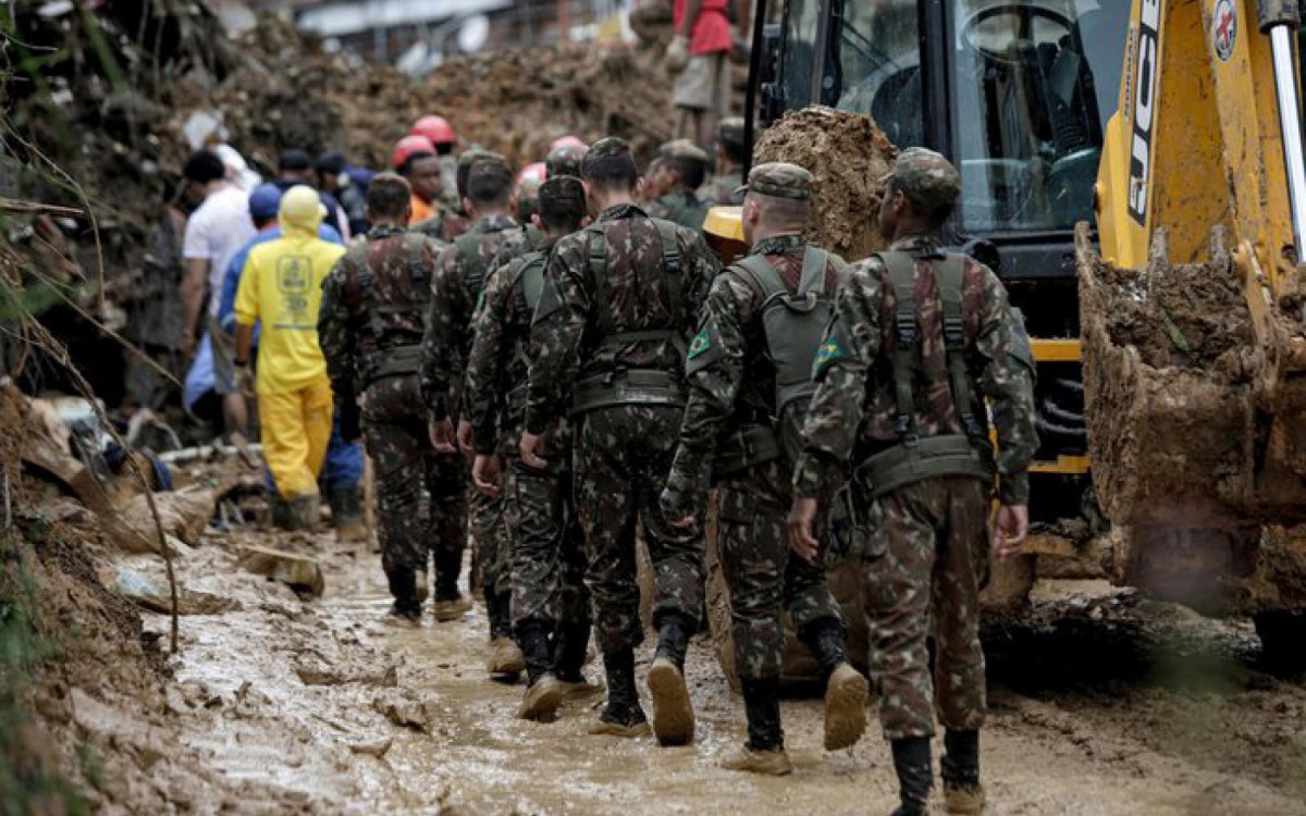 Militares atuaram no resgate de vítimas - Brenda Alcântara / AFP