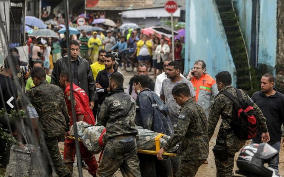 Corpo de Bombeiros atuam no local desde a queda das barreiras - Diogo Nigro / AFP