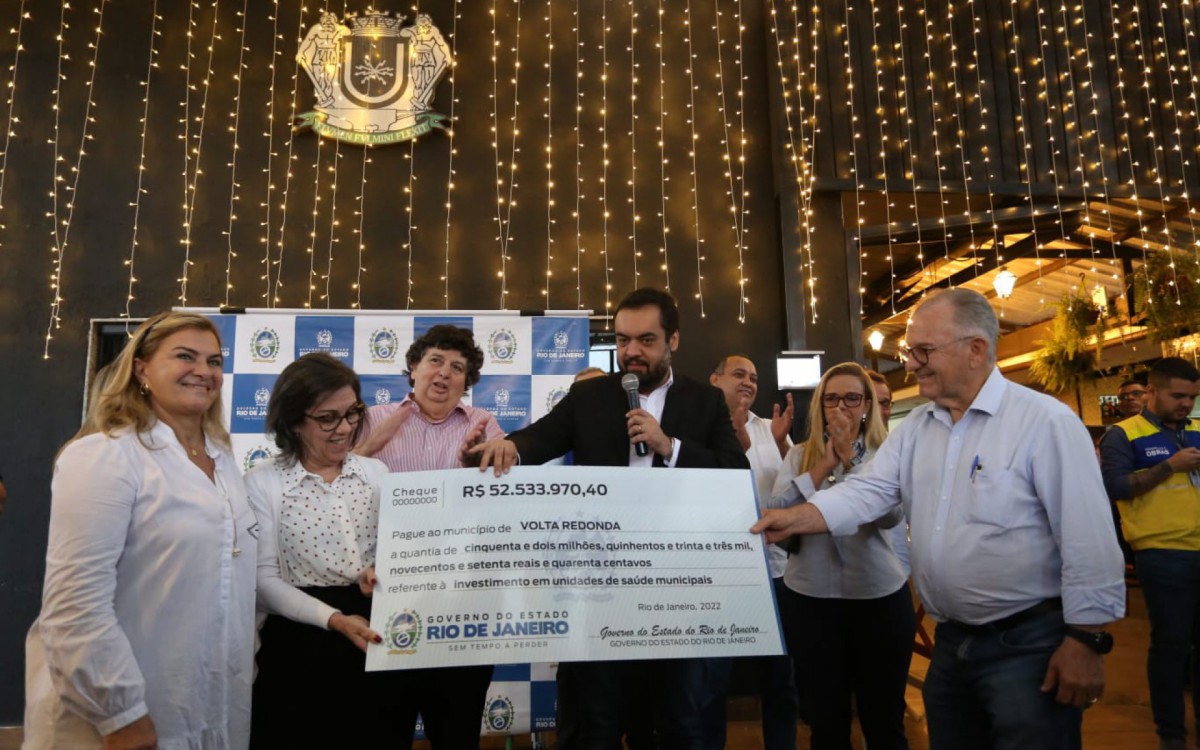 Governador entregou um cheque simbólico ao prefeito Neto e a secretária de Saúde Maria da Conceição de Souza Rocha - Cris Oliveira/Secom PMVR