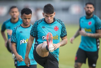 Palacios explica choro após bola na trave em empate do Vasco