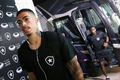 Jovem lateral celebra reconhecimento e chances no elenco do Botafogo: 'Sei da minha capacidade'