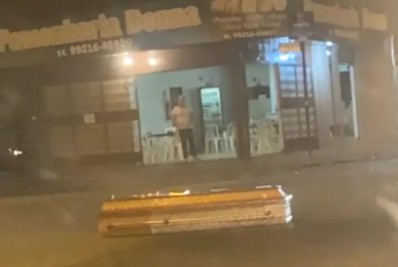 Vídeo: caixão cai de carro funerário no meio da rua no interior de Goiás