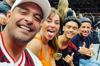 Paolla Oliveira curte jogo de basquete ao lado de Diogo Nogueira e enteado