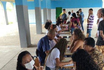 Moradores do bairro Trindade recebem edição do 