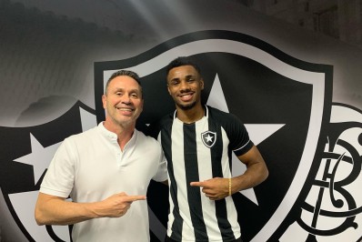 Jô vestiu a camisa do Botafogo após assinar seu contrato - Divulgação