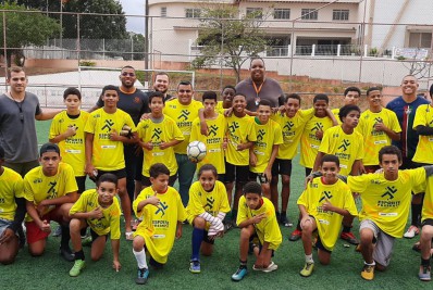 Alunos do projeto 'Esporte Presente' recebem novas camisas em Belford Roxo