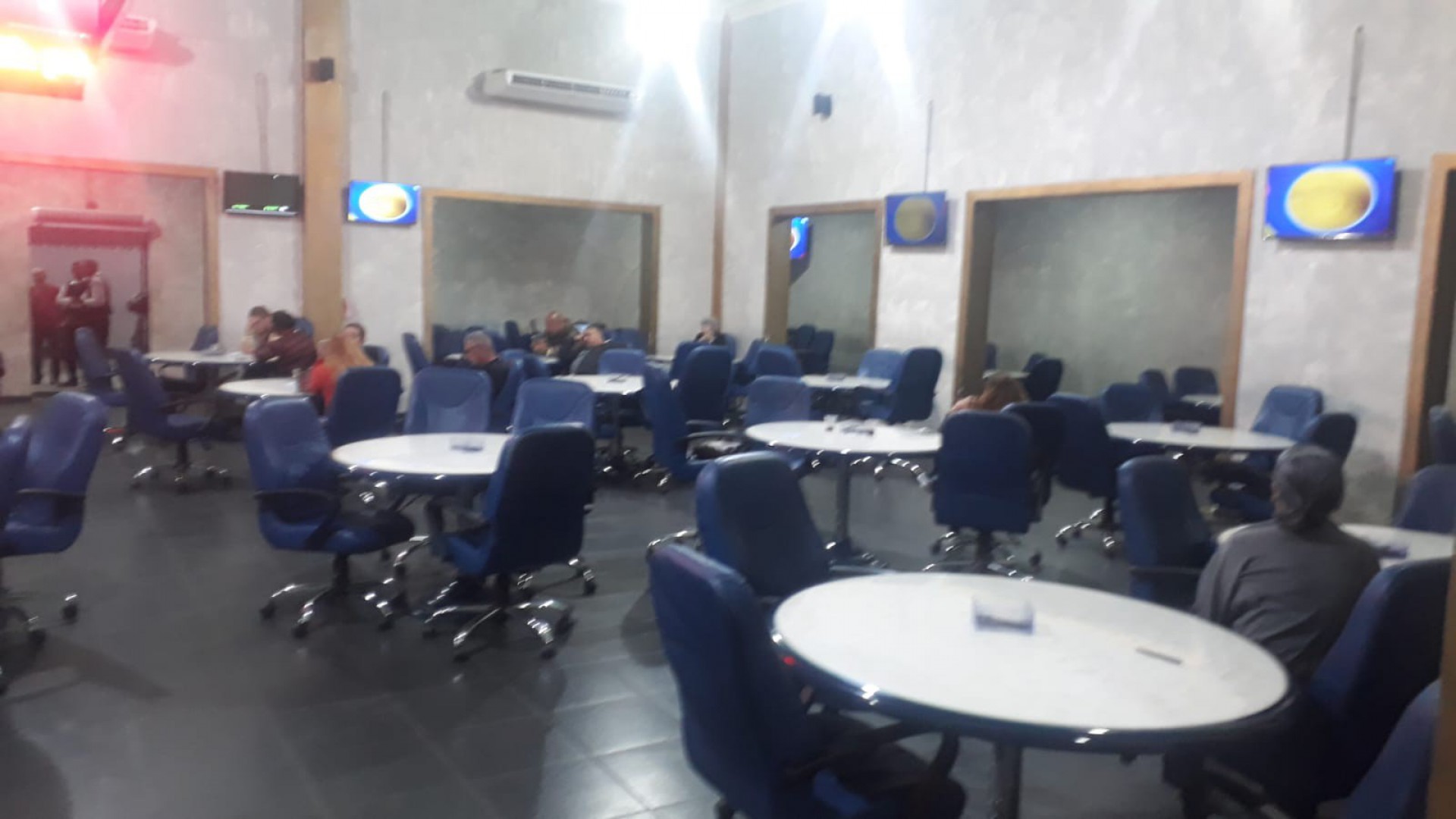 No local, que funcionava a mais de uma década, foram apreendidas 81 máquinas de azar, 36 Computadores, 32 Carcaças de máquinas caça níquel e R$ 5.940,00 em espécie - Divulgação