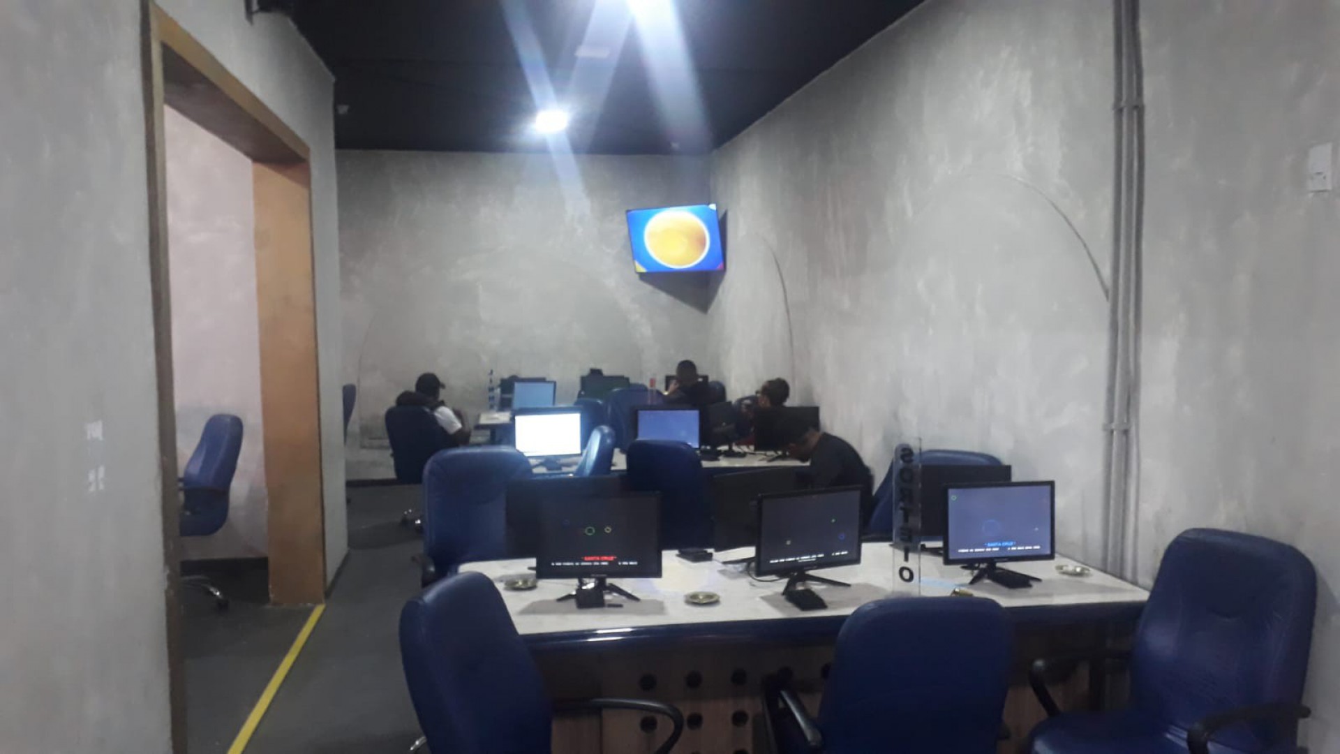 No local, que funcionava a mais de uma década, foram apreendidas 81 máquinas de azar, 36 Computadores, 32 Carcaças de máquinas caça níquel e R$ 5.940,00 em espécie - Divulgação