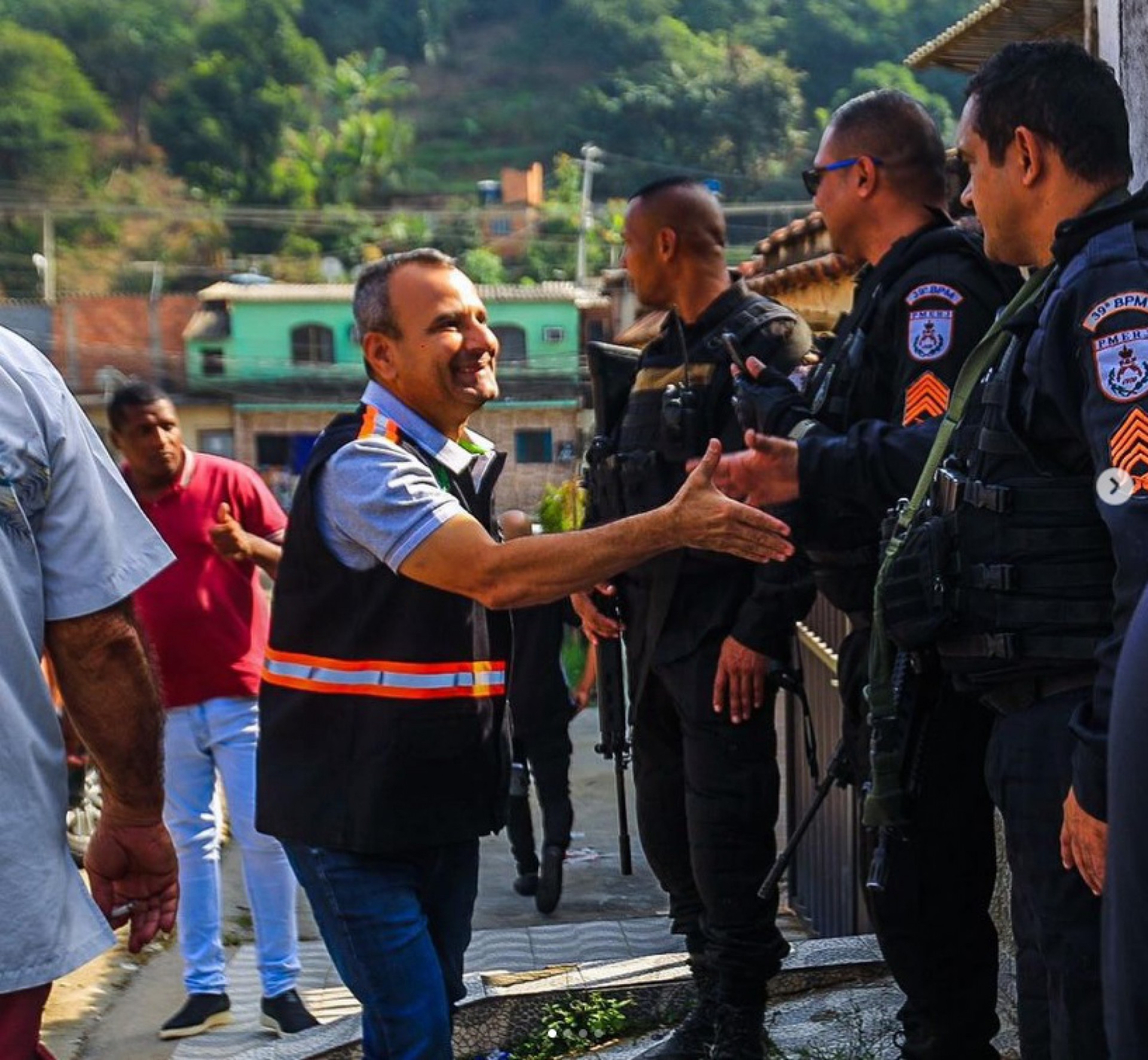 O prefeito Waguinho cumprimenta os policiais miliares do 39º BPM na ação de retirada das barricadas - Divulgação / 39º BPM