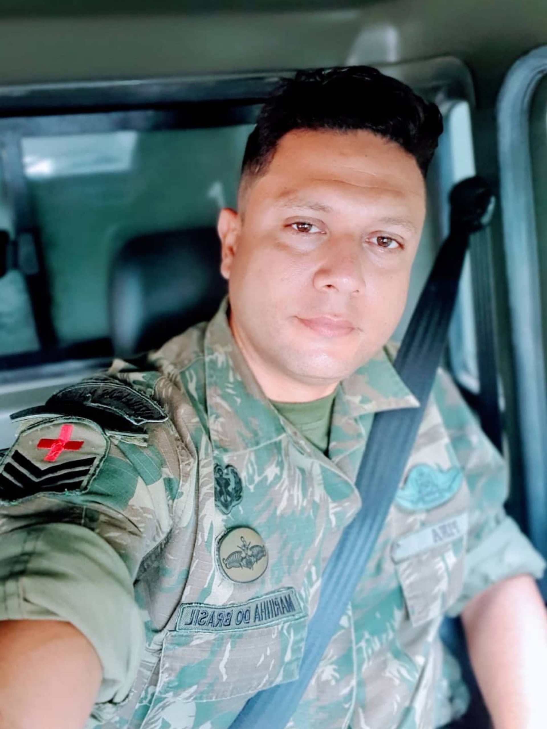 Ao lado do corpo de Bruno, a polícia encontrou uma faca ensanguentada e a mochila que um dos bandidos, em fuga, deixou pra trás - Foto: Reprodução da intrnet