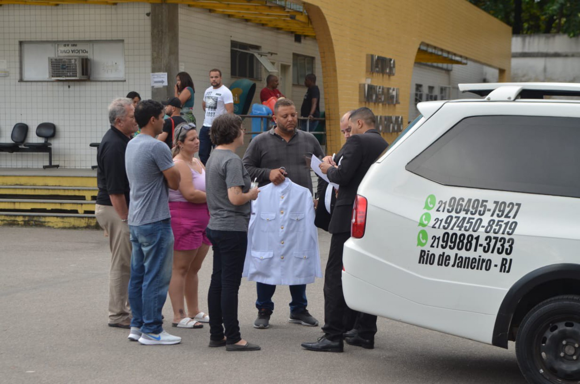Abalados, os familiares não quiseram falar com a imprensa - Sandro Vox / Agência O Dia