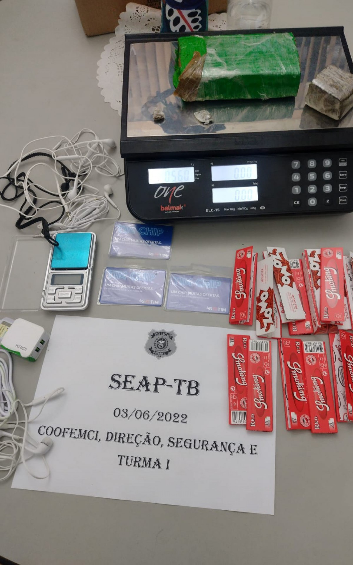Quatro fones de ouvido, um carregador, tr&ecirc;s chips, 15 pacotes de papel de seda e 560 gramas de erva seca picada foram apreendidos - Divulga&ccedil;&atilde;o