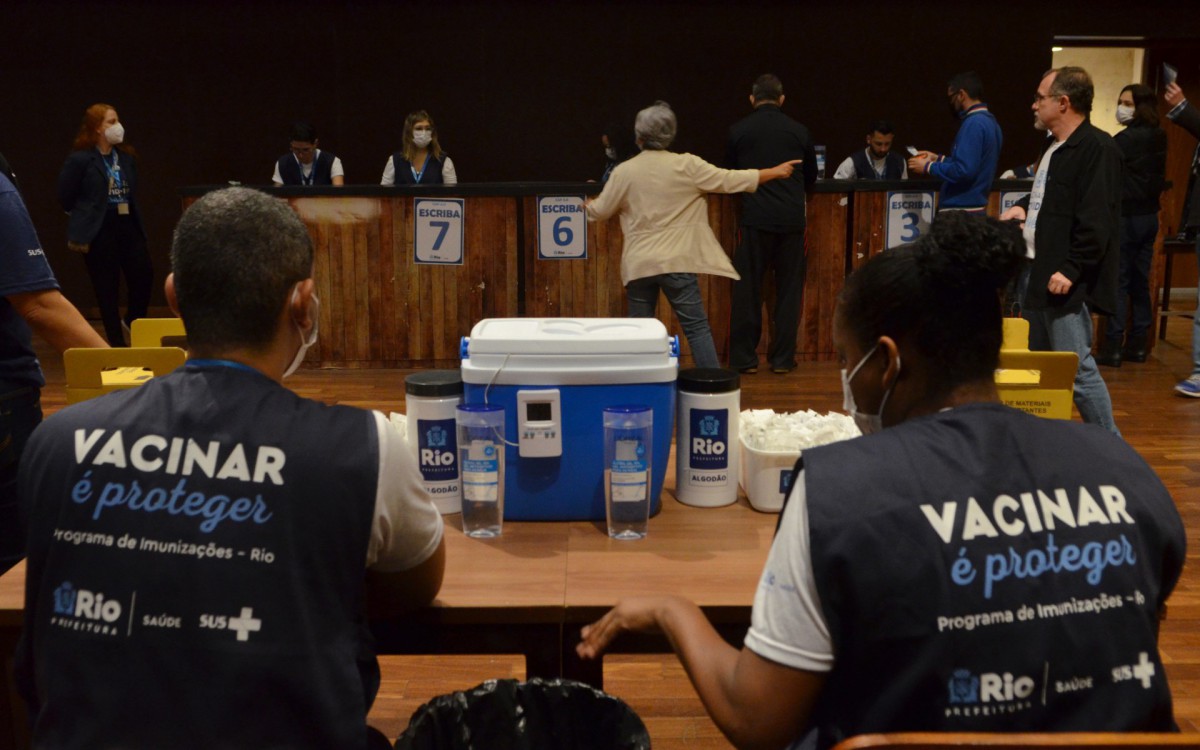 Abertura do Dia D, da vacina&ccedil;&atilde;o contra a Civid 19, na Cidade das Artes  - Sandro Vox / Ag&ecirc;ncia O Dia 