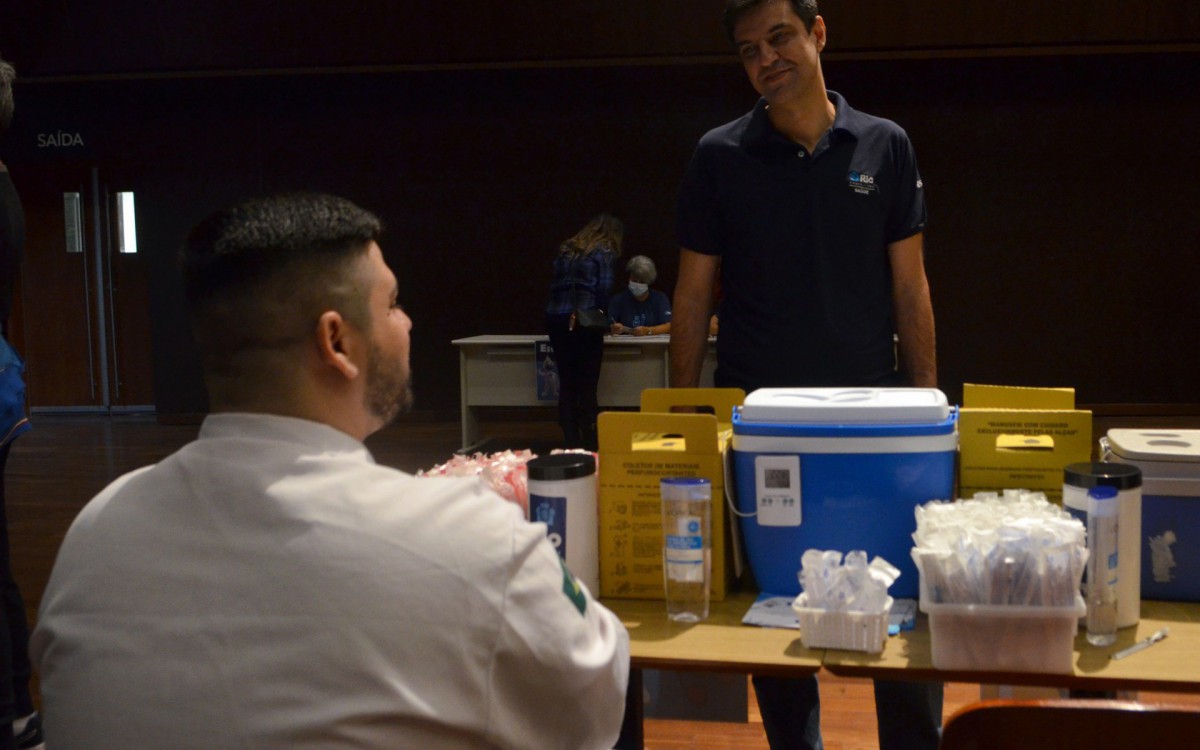Abertura do Dia D, da vacina&ccedil;&atilde;o contra a Civid 19, na Cidade das Artes 
Abertura do Dia D, da vacina&ccedil;&atilde;o contra a Civid 19, na Cidade das Artes 
Na foto, Secret&aacute;rio de sa&uacute;de Rodrigo de Sousa - Sandro Vox / Ag&ecirc;ncia O Dia 