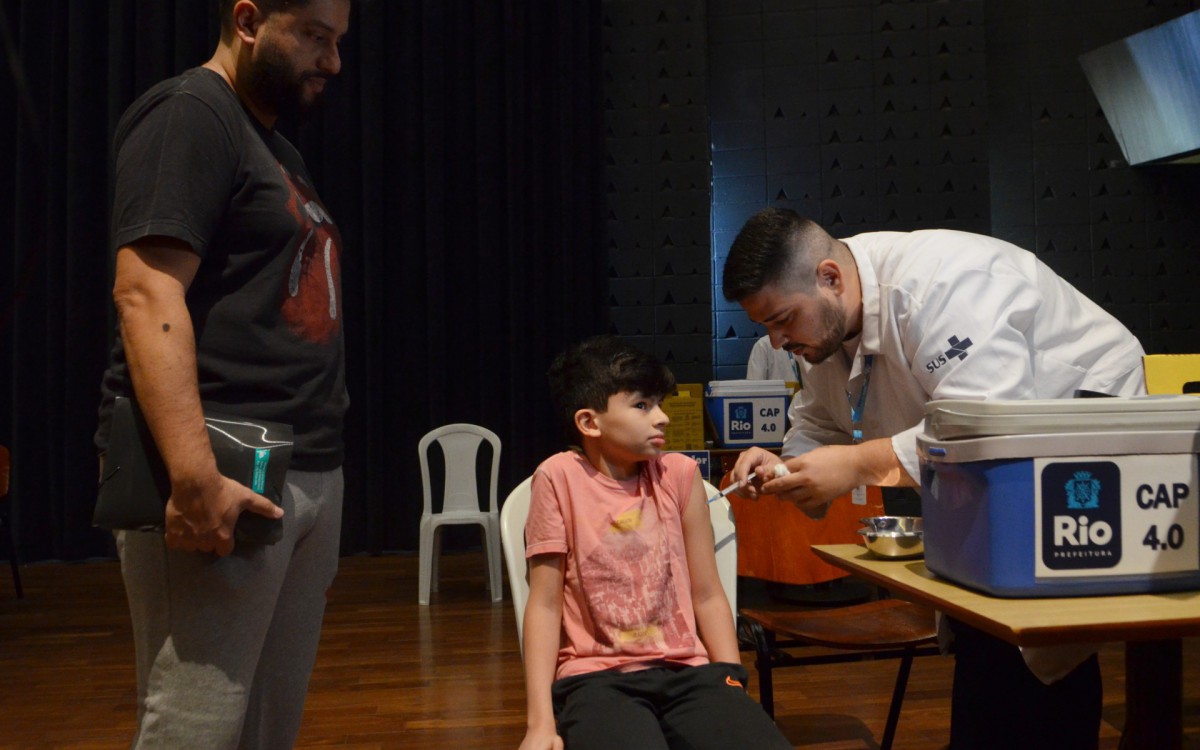Abertura do Dia D, da vacina&ccedil;&atilde;o contra a Civid 19, na Cidade das Artes 
Na foto, Lucas Ramos de 9 anos. - Sandro Vox / Ag&ecirc;ncia O Dia 