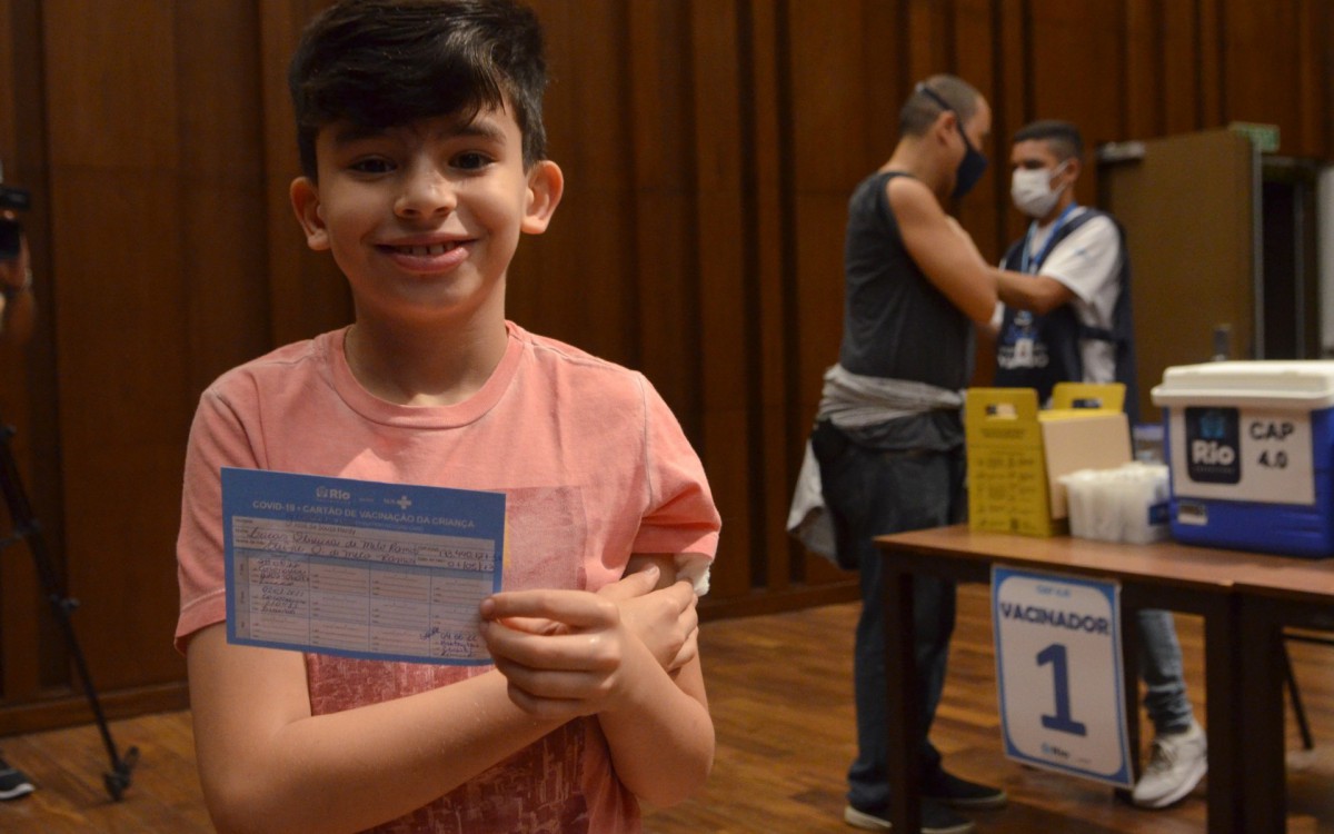 Abertura do Dia D, da vacina&ccedil;&atilde;o contra a Civid 19, na Cidade das Artes 
Na foto, Lucas Ramos de 9 anos. - Sandro Vox / Ag&ecirc;ncia O Dia 