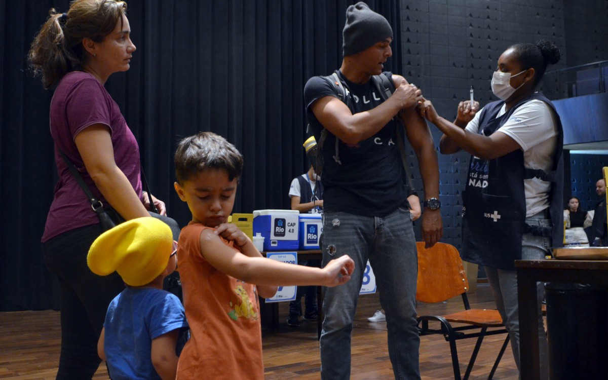 Abertura do Dia D, da vacina&ccedil;&atilde;o contra a Civid 19, na Cidade das Artes  - Sandro Vox / Ag&ecirc;ncia O Dia 
