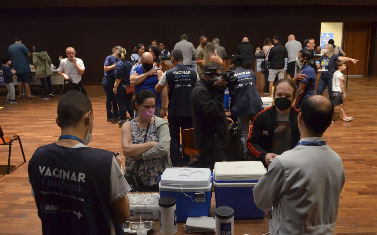 Abertura do Dia D, da vacina&ccedil;&atilde;o contra a Civid 19, na Cidade das Artes  - Sandro Vox / Ag&ecirc;ncia O Dia 